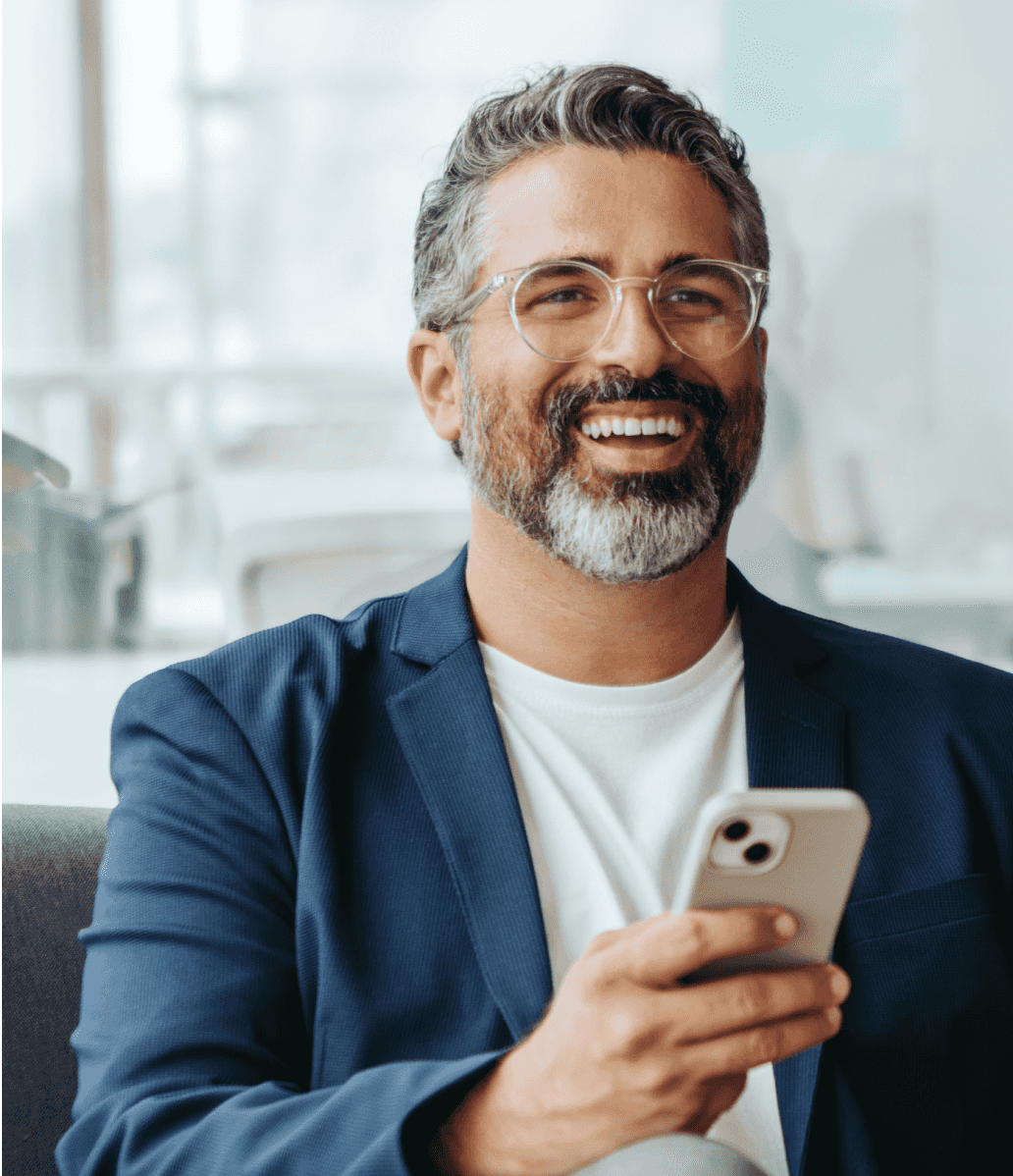 Um homem segurando um óculos e sorrindo