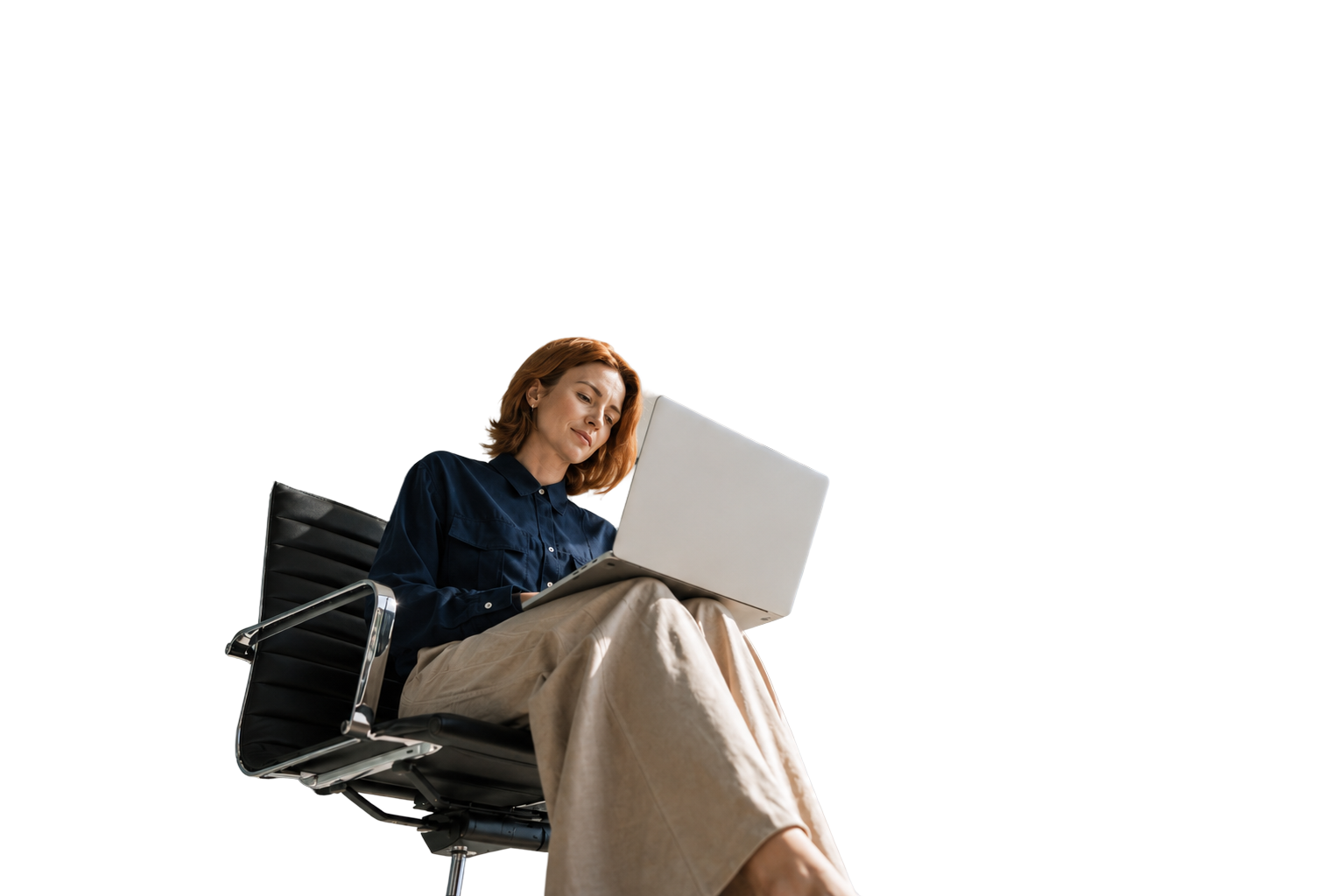Mulher sentada em uma cadeira de escritório, trabalhando em um notebook