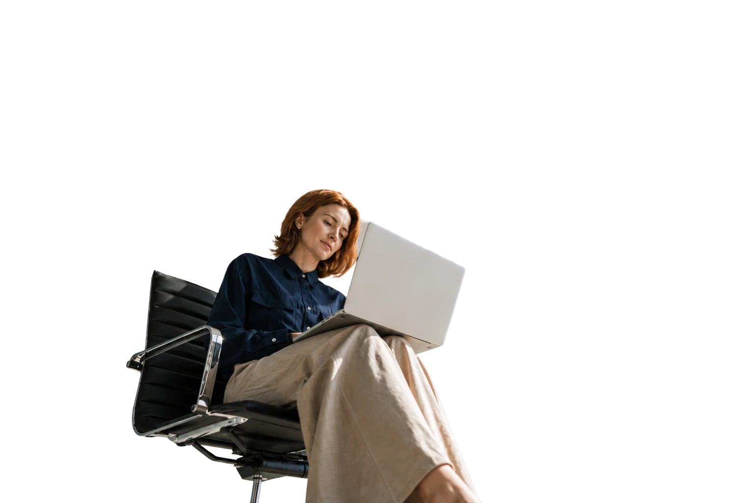 Mulher sentada em uma cadeira de escritório, trabalhando em um notebook