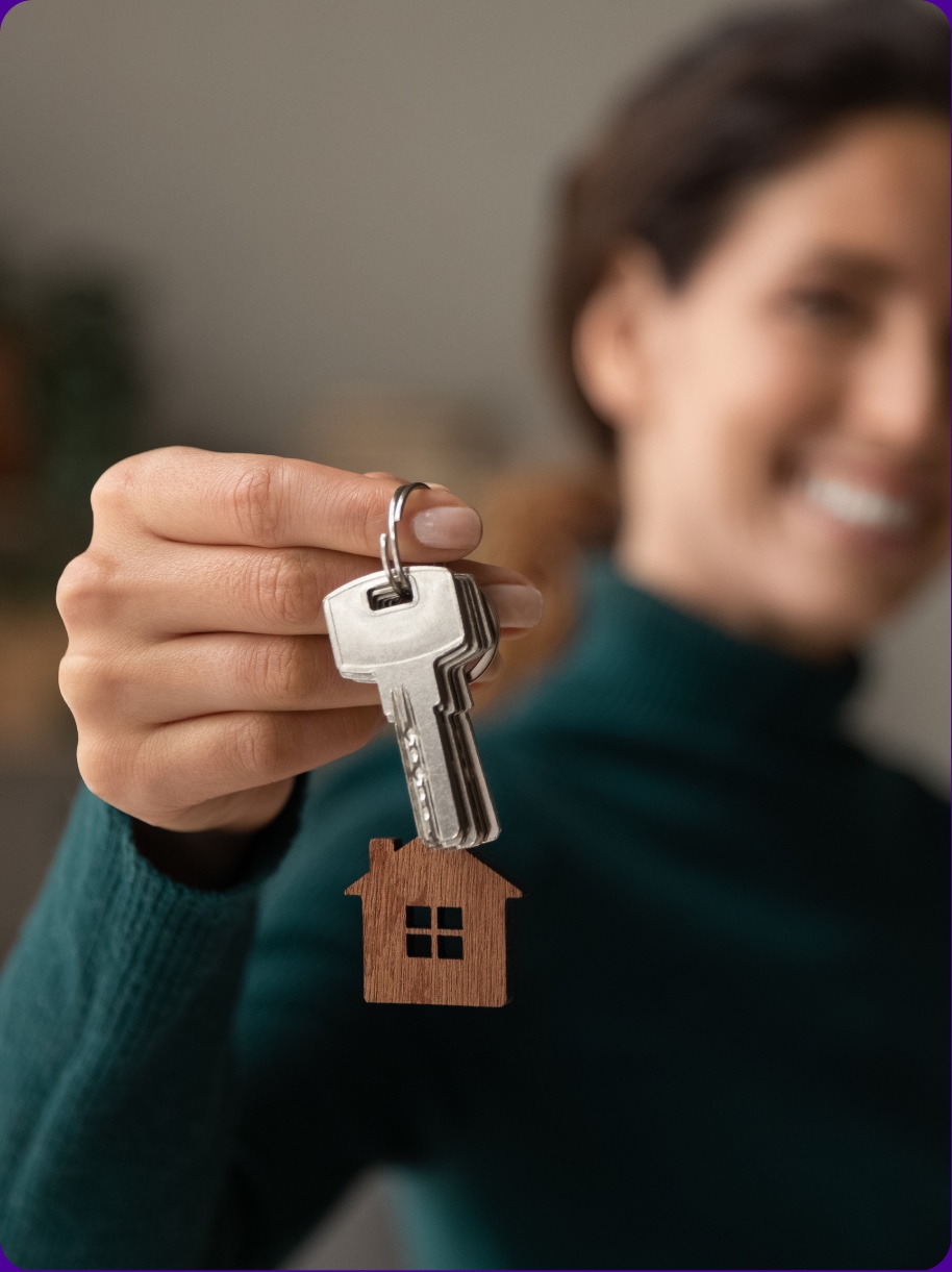 Chave de imóvel entregue por corretora, representando a gestão imobiliária